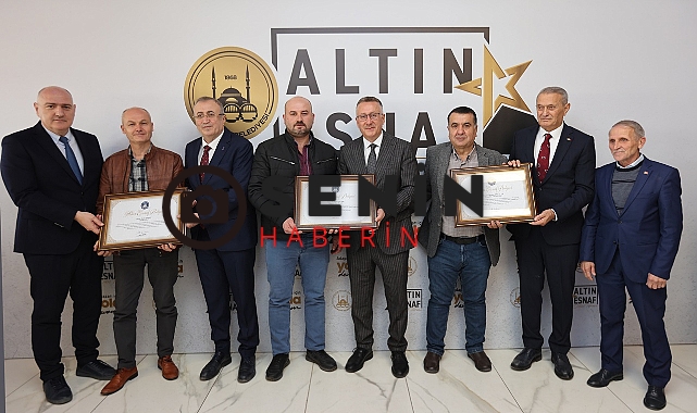 Esnaf Başkanın Elinden Ödülünü Aldı.