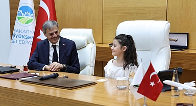 Minik başkan Ece, Sakarya Büyükşehir Belediye başkanlığı koltuğuna oturdu