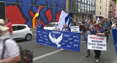 Berlin'deki 'barış' mitingine binlerce kişi katıldı