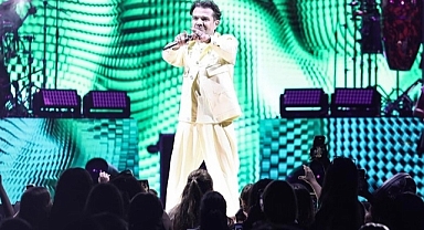 Kenan Doğulu, Çeşme'deki performansıyla hayranlarını büyüledi