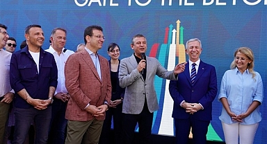 Özel, İmamoğlu ve Yavaş İstanbul Evi'nde gençlerle bir araya geldi