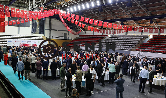 Sakaryada Bayramlaşma Atatürk Spor Salonunda Yapıldı.