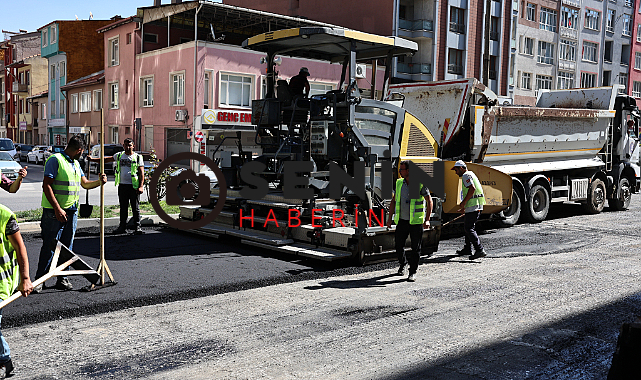Kütahyada Cadde Boylarında Bozulan Yıpranan Yolları Belediye Fen İşleri Onarıyor.