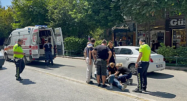 Hendek'te Trafik Kazası: Elektrikli Bisiklet Sürücüsü ve Annesi Yaralandı