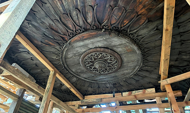 Gölcük Saraylı’da tarihi yapı aslına uygun yenileniyor