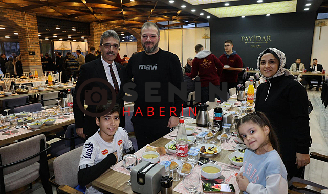 Erenler Belediye Başkanı Şenol Dinç, siyasi partilerin ilçe başkanlarını ve yöneticilerini iftar programında misafir etti.