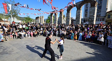 2. İzmir Çocuk ve Gençlik Tiyatroları Festivali kapsamında Efes Selçuk, renkli görüntülere sahne oldu.