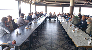 Aralarında bir süredir kırgınlık olan iki başkan toplantıda barıştı