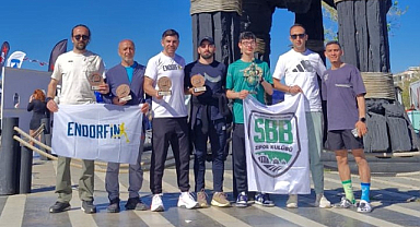 Büyükşehir sporcuları zorlu maratondan madalyayla döndü