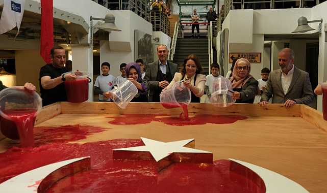 Dünyanın en büyük Türk bayrağı oluşturuldu;