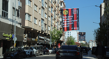 Eskişehir Sokakları Kırmızı Siyah