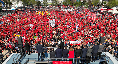 Özgür Özel Sakarya Demokrasi Meydanında Vatandaşlara Seslendi