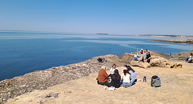Sakaryalılar Pembe Kayalıklara Akın Etti: Cebeci Sahili’nde Yazdan Kalma Gün