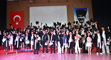 70 Yaşındaki Mezuna Diplomasını Dekan Oğlu Verdi