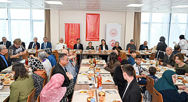 Bayram Münasebetiyle Huzurevini Ziyaret Eden Aktaş Çifti, Milli Aile Haftası Sofrasında Büyüklerimizle Bir Araya Geldiler