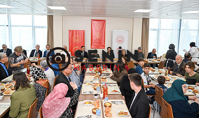 Bayram Münasebetiyle Huzurevini Ziyaret Eden Aktaş Çifti, Milli Aile Haftası Sofrasında Büyüklerimizle Bir Araya Geldiler