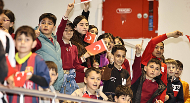 Çocuklar, Geleneksel Türk Halk Oyunları Gösterileriyle Buluştu
