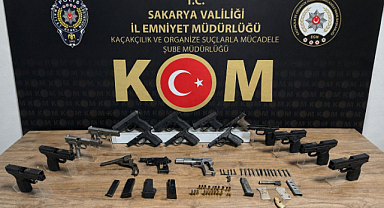 Sakaryanın Serdivan ve Karapürçek İlçelerinde Silah Kaçakçılarına Yapılan Operasyonda 17 Silah Ele Geçirildi.