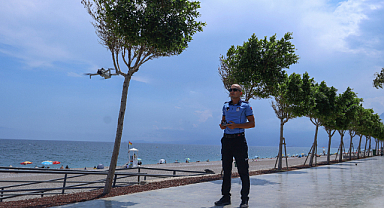 Antalya Büyükşehir zabıtası Konyaaltı Sahili’nde dron desteğiyle denetimlerini sürdürüyor