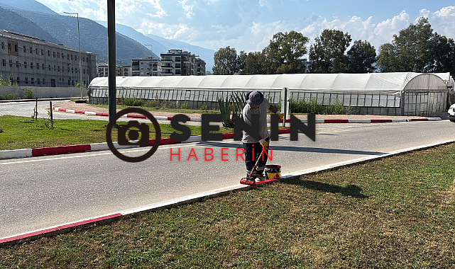 Finike'de yollar yenileniyor bordürler boyanıyor