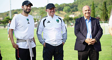 Kocaeli Büyükşehir Başkanı Büyükakın'dan Kocaelispor'a moral