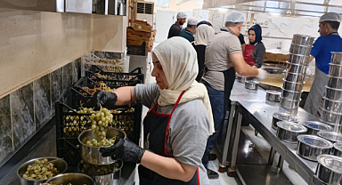 Batman İl Özel İdaresi Bahçesinden Aşevine Bereketi Taşıyan Üzümler