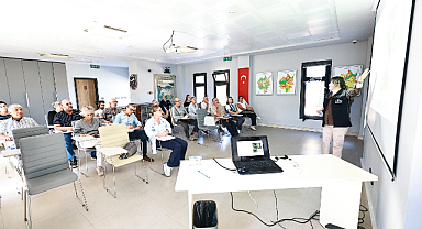Efes Selçukta Zeytin Üreticilerine Budama Eğitimi Verildi.